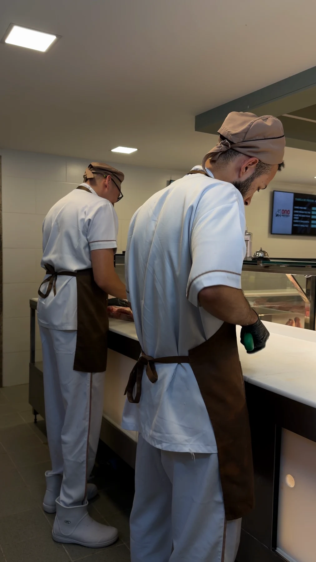 Equipe trabalhando no balcão da ONO