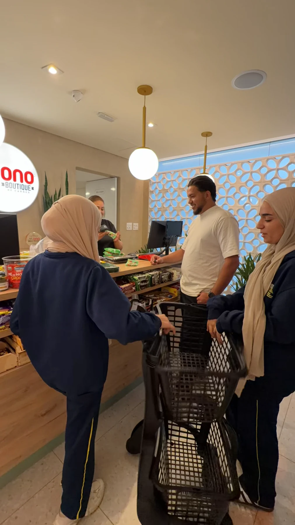 Clientes no salão da loja